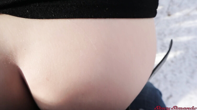 Ненасытные русские любовники несмотря на холод трахаются в парке зимой