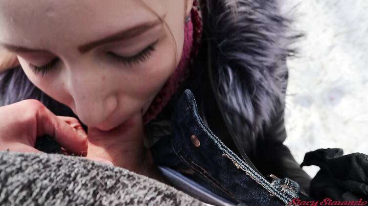 Ненасытные русские любовники несмотря на холод трахаются в парке зимой