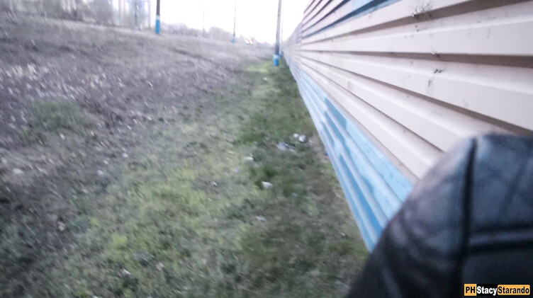Парень кончил в трусики своей девушки после секса возле железной дороги