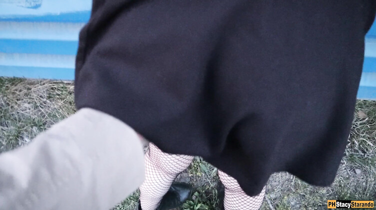 Парень кончил в трусики своей девушки после секса возле железной дороги