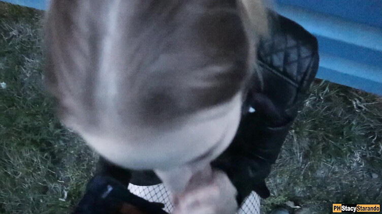 Парень кончил в трусики своей девушки после секса возле железной дороги