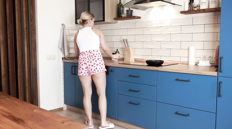 Хозяйственная русская блондинка на завтрак трахается на кухне с парнем