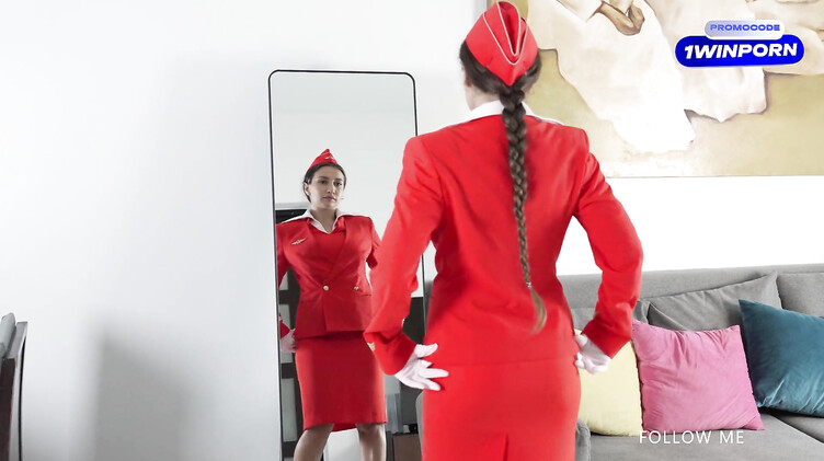 Стюардесса российских авиалиний трахается с пилотом между перелетами