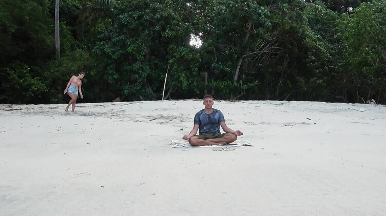 Развратная девушка прервала медитацию парня глубоким минетом на пляже