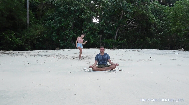 Развратная девушка прервала медитацию парня глубоким минетом на пляже