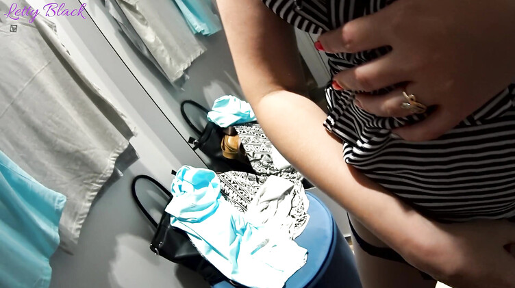 Одинокая девушка консультант в магазине одежды трахается в примерочной