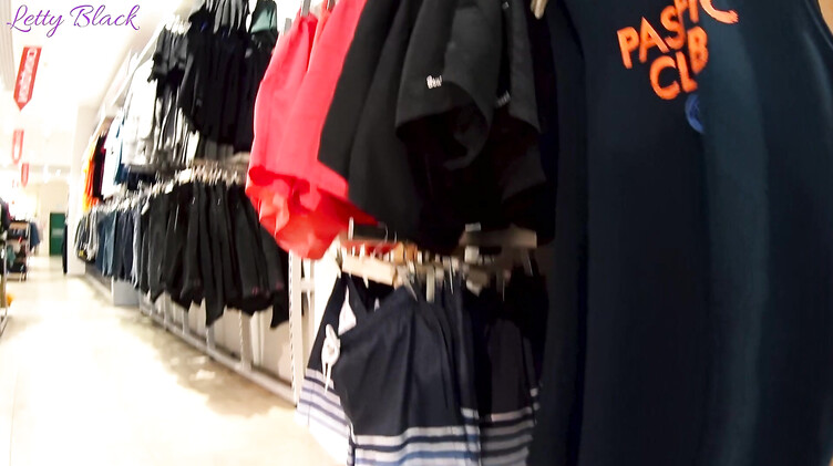 Одинокая девушка консультант в магазине одежды трахается в примерочной