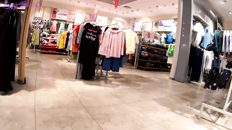 Одинокая девушка консультант в магазине одежды трахается в примерочной