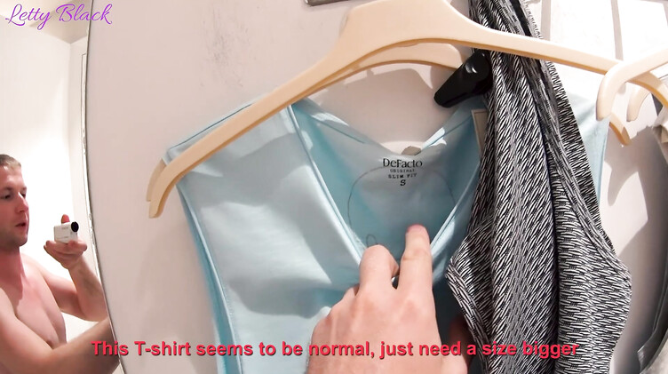 Одинокая девушка консультант в магазине одежды трахается в примерочной