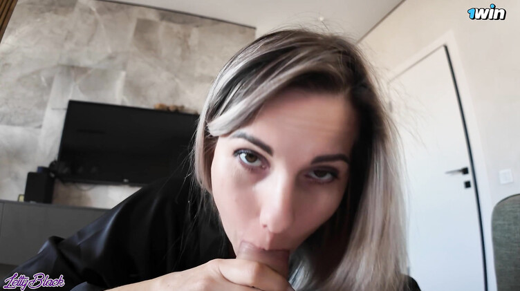 Сестра сделала брату возбуждающий коктейль и трахнула его дымящийся стояк