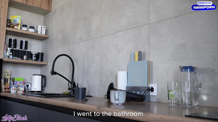 Сестра сделала брату возбуждающий коктейль и трахнула его дымящийся стояк