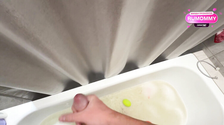 Сводная сестра застукала брата за дрочкой в ванне и предложила помощь