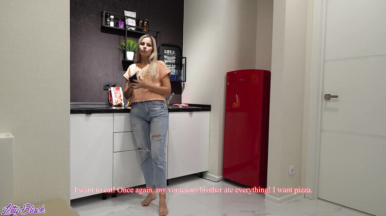 Доставщик пиццы накосячил и трахнул недовольную русскую клиентку на кухне