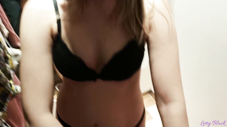 Русская сосет в примерочной, парень снимает в зеркале ее попку в трусиках