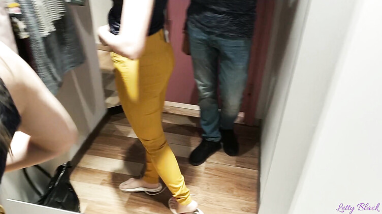 Русская сосет в примерочной, парень снимает в зеркале ее попку в трусиках