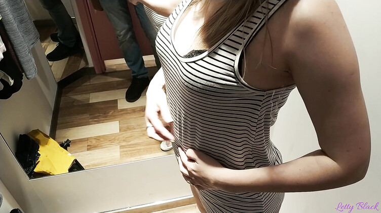 Русская сосет в примерочной, парень снимает в зеркале ее попку в трусиках