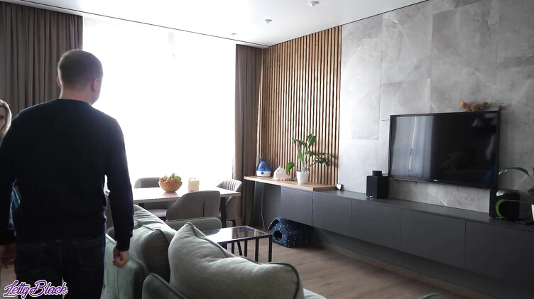 Опытная мама девушки в халатике соблазнила ее молодого парня на секс