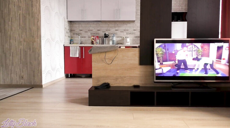 Младшая сестра заехала в гости и засветила сиськи в ванной - брат ее трахнул