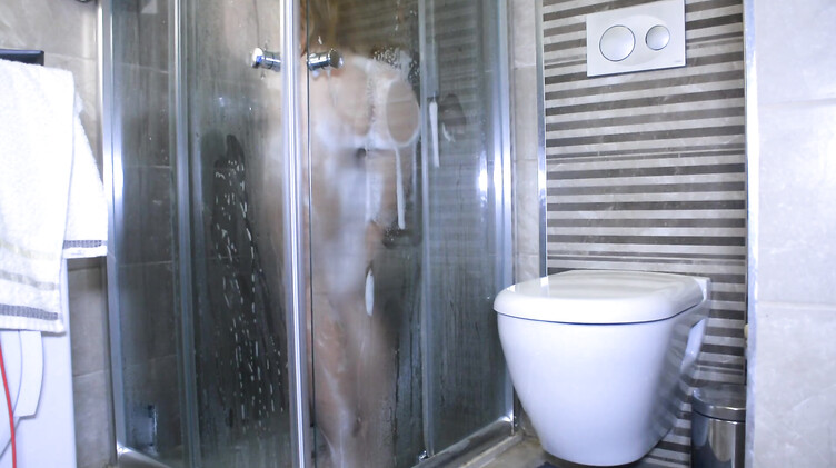 Русская загорелая стройняшка трахается со своим парнем в душе и получает кончу в рот