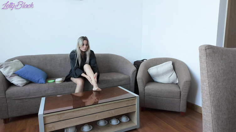 Мачеха во время массажа трется о член и соблазняет пасынка на секс