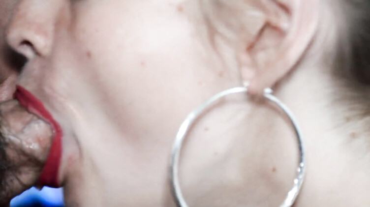 Нежный минет со слюнями красными губками и окончание в ротик