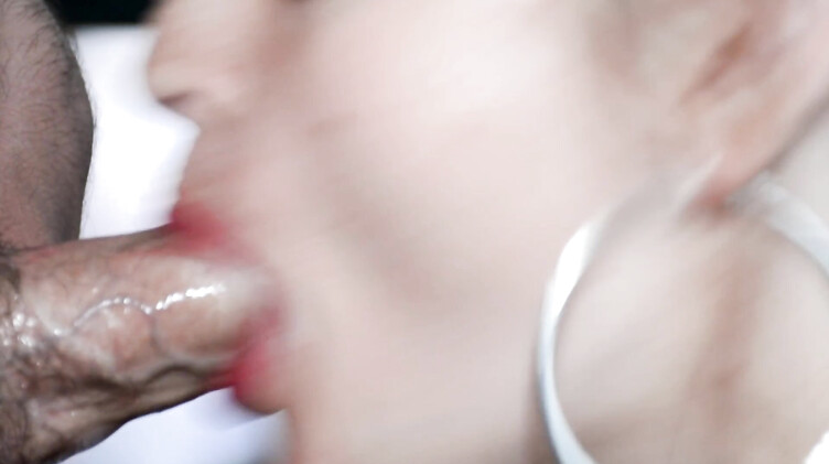 Нежный минет: Нежный минет со слюнями красными губками и окончание в ротик