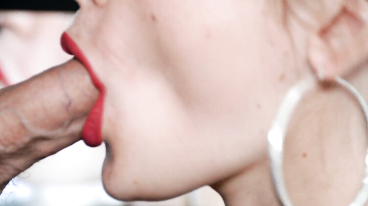 Нежный минет со слюнями красными губками и окончание в ротик