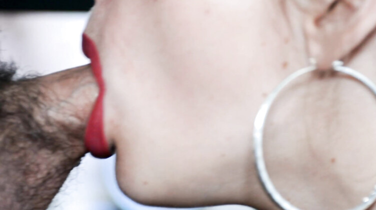 Нежный минет со слюнями красными губками и окончание в ротик