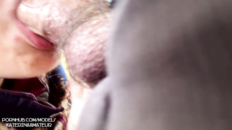 Встретила незнакомца в лесу и сняла селфи, как сосет ему член и получает сперму в рот