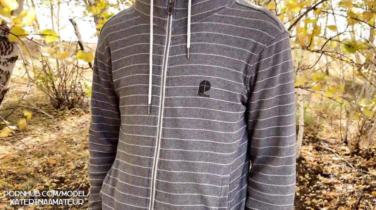 Встретила незнакомца в лесу и сняла селфи, как сосет ему член и получает сперму в рот