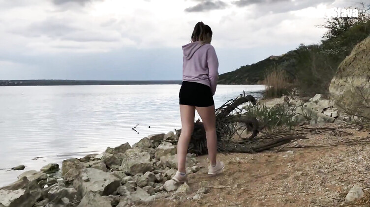 Гуляю со своим парнем по берегу реки и сосу ему член