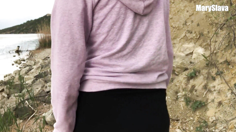 Гуляю со своим парнем по берегу реки и сосу ему член