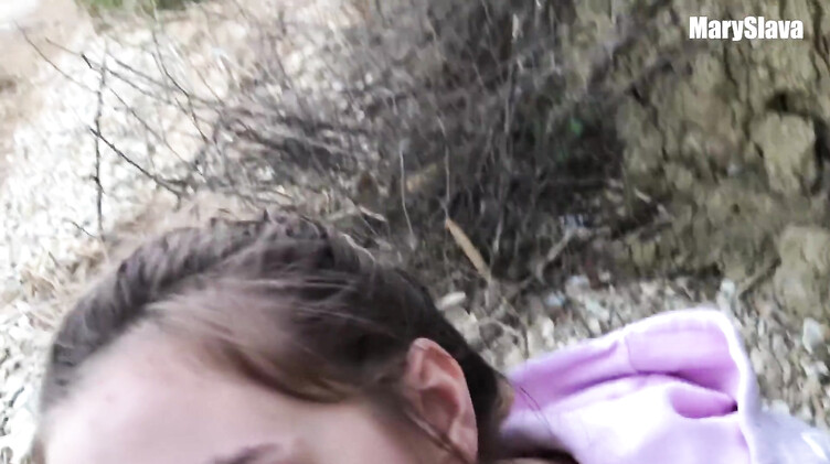 Гуляю со своим парнем по берегу реки и сосу ему член