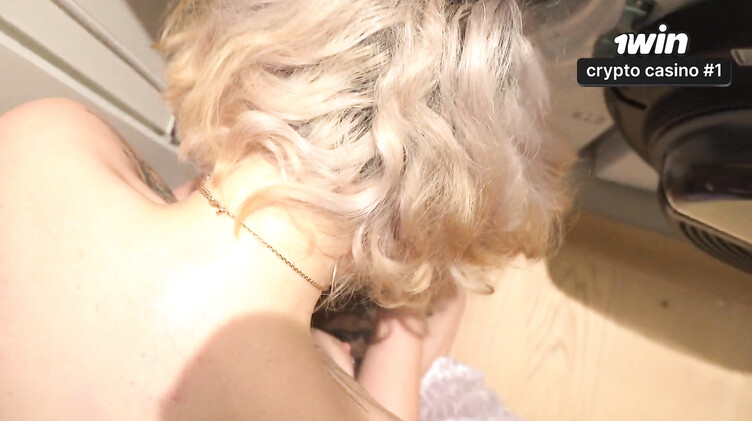 Тупая сводная сестра застряла в стиралке, я стянул шорты и выебал ее