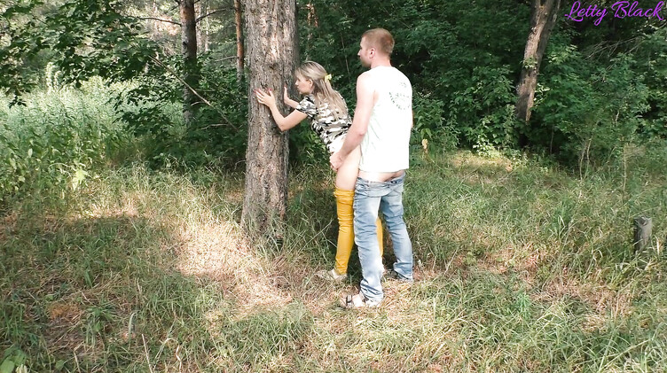 Запикапил русскую девчонку в парке и трахнул у дерева