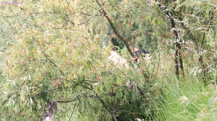 Русская сосет член на берегу реки и получает сперму на сиськи