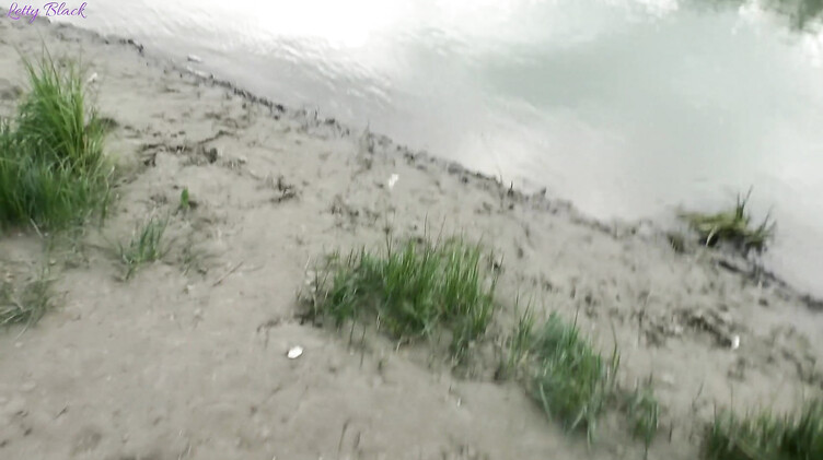 Русская сосет член на берегу реки и получает сперму на сиськи