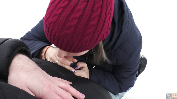 Отсасываю своему парню зимой в городском парке и глотаю сперму