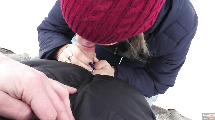 Отсасываю своему парню зимой в городском парке и глотаю сперму