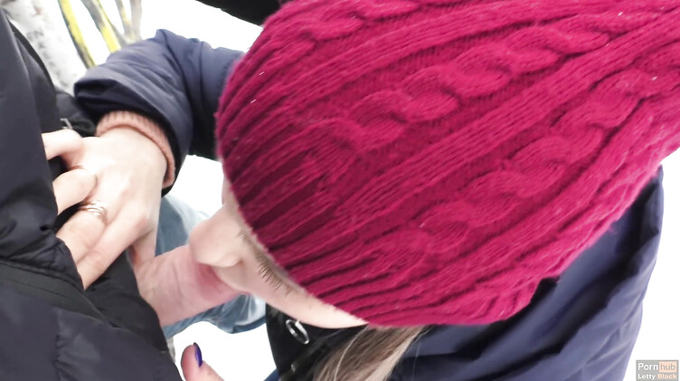 Отсасываю своему парню зимой в городском парке и глотаю сперму