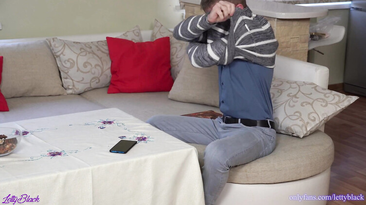 Русская мачеха попросила пасынка остаться с ней и соблазнила его чулками под халатом