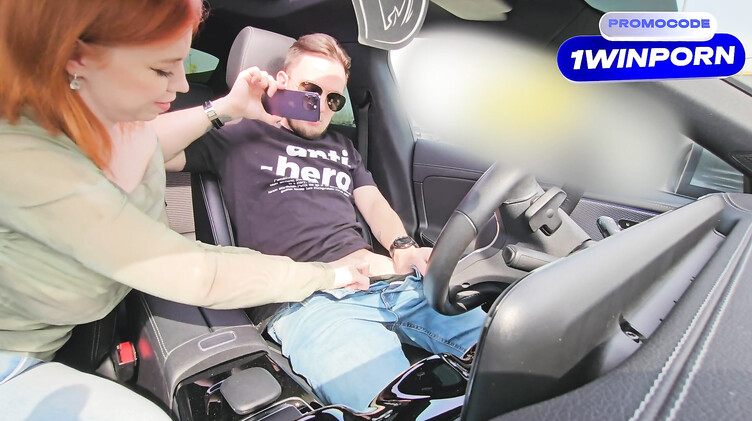 Глубокий слюнявый минет в Мерседесе и сперма в рот для рыжей подружки