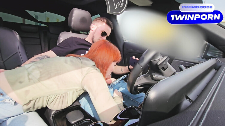 Глубокий слюнявый минет в Мерседесе и сперма в рот для рыжей подружки