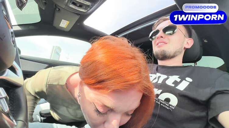 Глубокий слюнявый минет в Мерседесе и сперма в рот для рыжей подружки