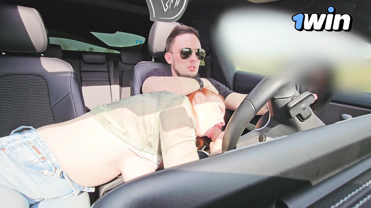 Глубокий слюнявый минет в Мерседесе и сперма в рот для рыжей подружки