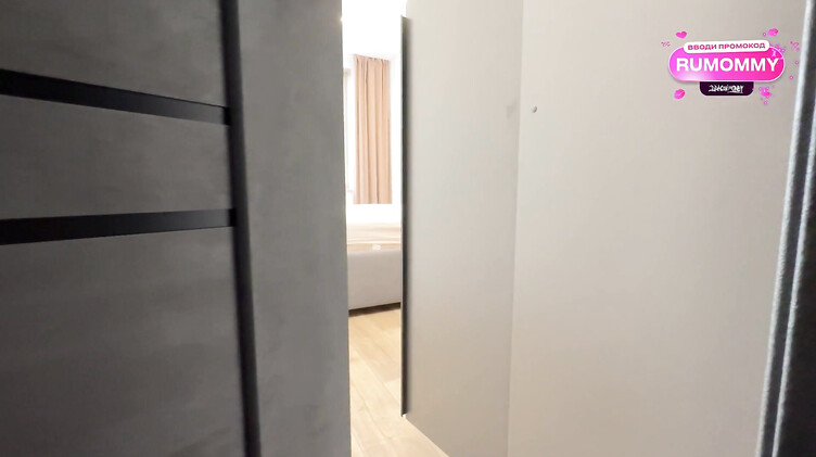 Брат подглядывал за переодевающейся старшей сестрой и спалился