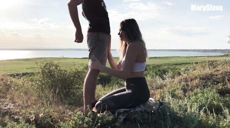 Трахаемся с подружкой в деревне на природе во время заката