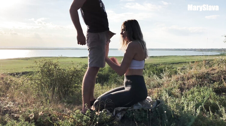 Трахаемся с подружкой в деревне на природе во время заката