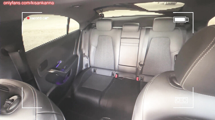 Русская мастурбирует и сквиртует в такси на заднем сиденье