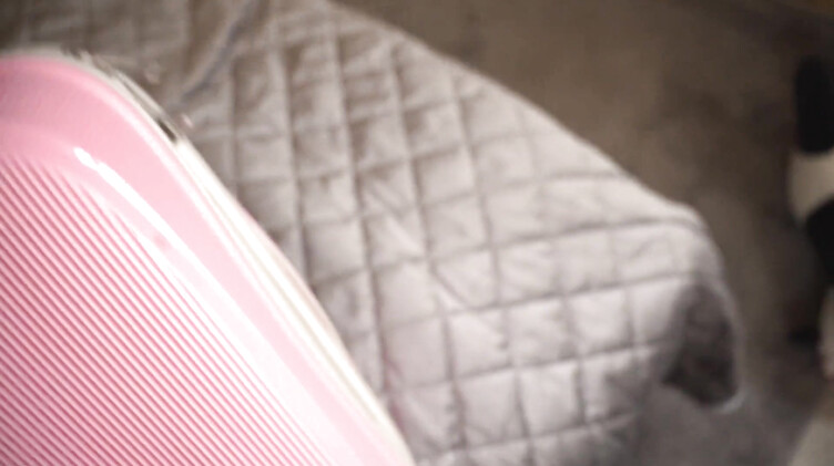 Гибкая девушка вылезла из чемодана и трахается с парнем в бизнес поезде